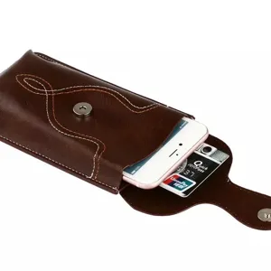 Braune Leder Handy Gürteltasche Detailansicht mit Kartenfach und großer Smartphonekapazität.