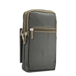 Vista ravvicinata del marsupio tattico per telefono con tasche multiple e dettagli di chiusura.