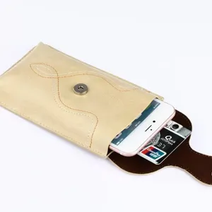 Detailansicht einer goldenen Handytasche aus Leder mit Magnetverschluss und Kartenfach.