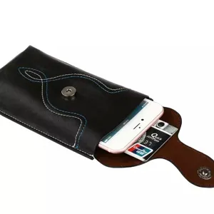 Detailansicht der schwarzen Leder-Handytasche mit blauen Nähten, mit Handy und Karte.