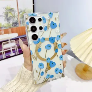 Detailopname van een transparant magnetisch hoesje met blauw bloemenpatroon en gouden accentring.