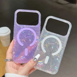 Detalle de funda de teléfono holográfica con brillo, textura de concha y anillo magnético.