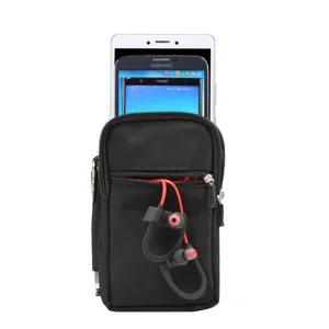Vista dettagliata del marsupio tattico nero con scomparti multipli e tasche con zip.