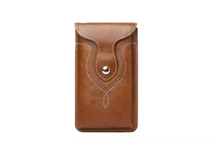 Detailansicht der braunen Kunstleder vertikalen Handy-Holster Tasche mit Ziernähten.