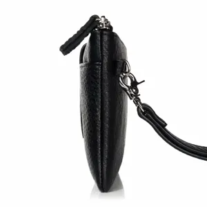 Vue detaillee du profil lateral de la pochette en cuir noir avec fermeture eclair.