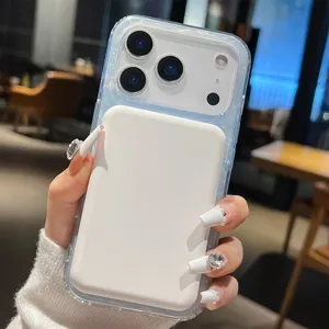 Vista detallada de la funda magnética transparente brillante con batería portátil blanca.