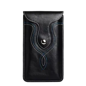 Detailansicht der schwarzen PU Leder Universal Handytasche mit Ziernähten und Druckknopf.