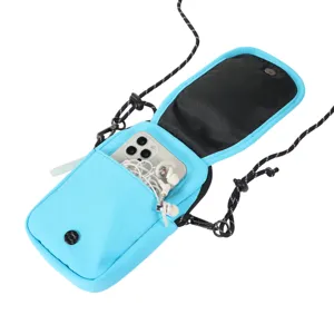 Vista dettagliata della borsa a tracolla blu per telefono con tracolla e chiusura magnetica.