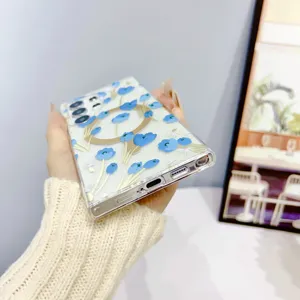 Close-up detail van het transparante hoesje met blauw bloemenpatroon en magnetische ring.