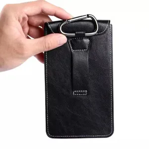 Schwarze Kunstleder Handytasche Detail, Gürtelschlaufe und praktischer Karabiner.