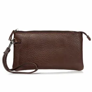 Pochette homme en cuir marron vintage avec bracelet dragonne et fermeture eclair vue detail