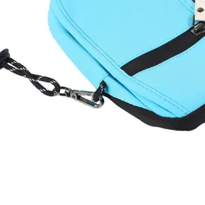 Dettaglio ravvicinato della borsa a tracolla blu brillante con cerniera e gancio in metallo.