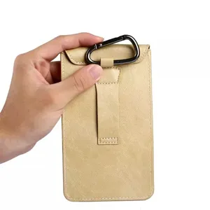 Vertikale Outdoor Handytasche mit Karabinerhaken und robuster Gürtelschlaufe.