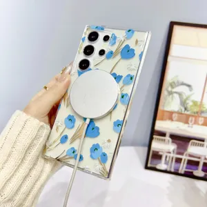 Detail van doorzichtige magnetische telefoonhoes met blauw bloemenpatroon en laadring dichtbij.