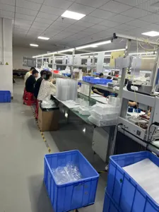 Λεπτομέρεια βιομηχανικής παραγωγής σε εργαστήριο με συναρμολόγηση πλαστικών συσκευασιών.