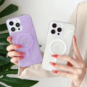 Primer plano de fundas de teléfono magnéticas de acrílico con brillantina moradas y blancas.