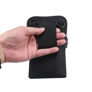 Vertikale schwarze Handytasche aus Stoff mit Gürtelschlaufe und D-Ringen für den Alltag.