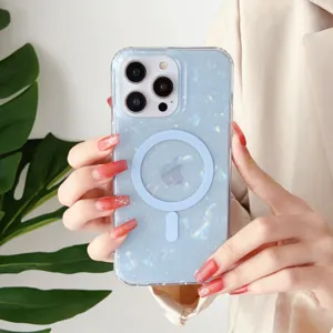 Primer plano del detalle de funda de teléfono de acrílico magnético con purpurina y anillo MagSafe.