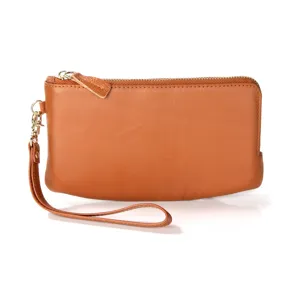 Portefeuille zippé en cuir marron avec dragonne amovible pour un usage quotidien portable.