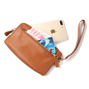 Gros plan détail de la pochette portefeuille en cuir véritable avec poche zippée et monnaie.
