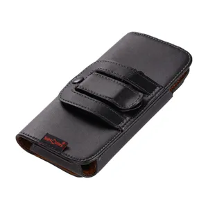 Detail d'etui de telephone en cuir noir avec clip de ceinture et bouton pression securise.