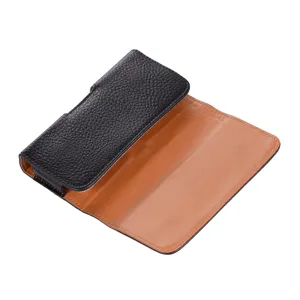 Schwarze Leder Handytasche Detailansicht, strukturierte Oberfläche und braunes Innenfutter.