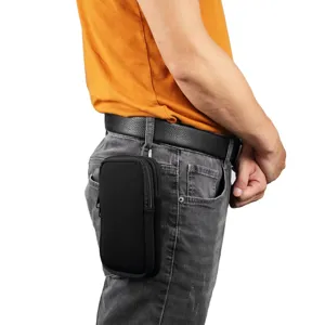 Detailansicht der schwarzen elastischen Neopren-Gürteltasche am Gürtel, stoßfest.