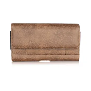 Braunes horizontales Handy-Lederholster im Detail, universelle Tasche mit Gürtelschlaufe und Magnet.