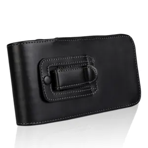 Vista detallada de la funda de cuero negro para teléfono vertical con clip de cinturón.
