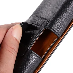 Nahaufnahme Detailansicht des schwarzen Leder Handy Gürtelholsters mit brauner Innenseite.