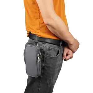 Detailansicht der doppelten elastischen Neopren-Gürteltasche sicher am Gürtel befestigt.