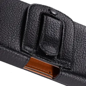 Nahaufnahme Detail der schwarzen Leder Handyholster mit Gürtelclip und braunem Futter.