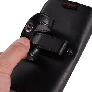 Gros plan détaillé d'un étui de téléphone en cuir noir avec passant de ceinture et bouton.