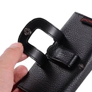 Detail des schwarzen Leder-Handyholsters mit robuster Litschi-Textur und sicherem Druckknopf.