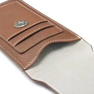 Détail d'étui de téléphone en cuir marron avec fentes pour cartes et bouton-pression