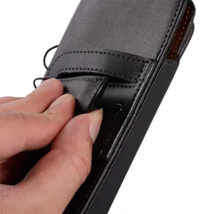 Gros plan détaillé de l'étui de téléphone en cuir noir avec passant de ceinture et pression.