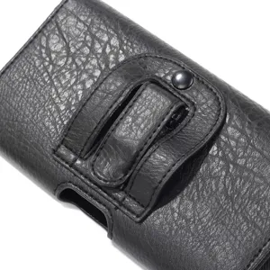 Nahaufnahme der Textur des schwarzen Leder-Handyholsters und Gürtelclip-Details, robust.