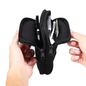 Detailansicht der doppelten Gürteltasche mit praktischen Fächern für Handy und Karten.