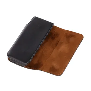Vue détaillée de l'étui de téléphone en cuir noir, douce doublure en velours marron.