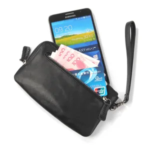 Vue détaillée du portefeuille zippé en cuir pour téléphone, montrant les compartiments de rangement.