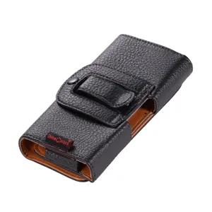 Schwarzes Leder-Handyholster Detail mit Gürtelclip, Litschi-Muster und braunem Innenfutter.