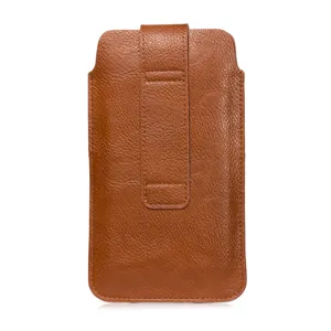 Detailansicht des braunen Litschi-Muster-Leder-Handyholsters mit Gürtelschlaufe für Smartphones.