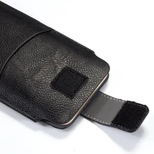 Schwarzes Kunstleder Handyholster Detail, Litschi Muster Textur mit praktischem Klettverschluss.