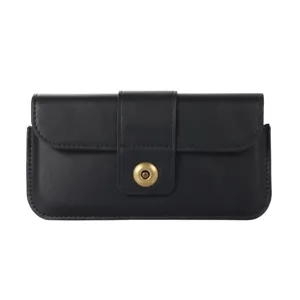 Détail d'étui de téléphone en cuir noir, pochette de ceinture horizontale pour hommes.