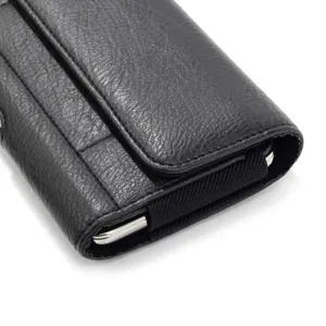 Nahaufnahme der schwarzen Steinstruktur Leder Handytasche mit elastischem Seitendesign.