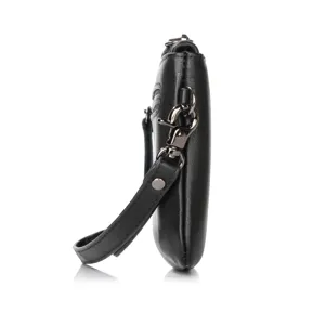 Détail de vue latérale de pochette portefeuille en cuir véritable noir avec fermoir et lanière.