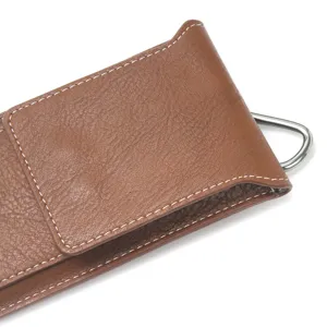 Étui de téléphone en cuir marron avec anneau métallique et coutures blanches pour usage quotidien.