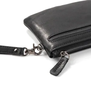 Gros plan sur les détails de la pochette zippée en cuir noir avec mousqueton en métal.