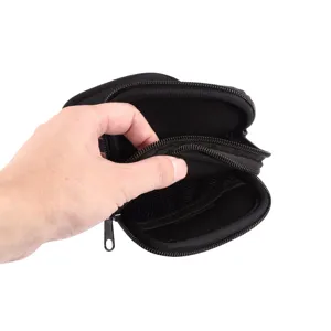 Schwarze Neopren-Mini-Reißverschlusstasche mit zwei Fächern und Innenfutter Detail.