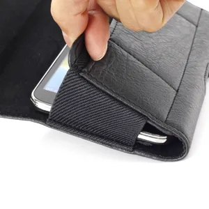 Universelle schwarze Leder Handytasche Gürtelholster mit elastischen Seiten im Detailblick.